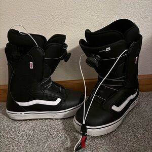 Vans Black and White Snowboard Boots - Encore OG style, black velvet on the side